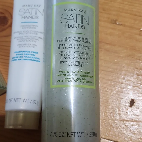 Mary Kay Satin Hand & LipSet - Green and White - Picture 5 of 5